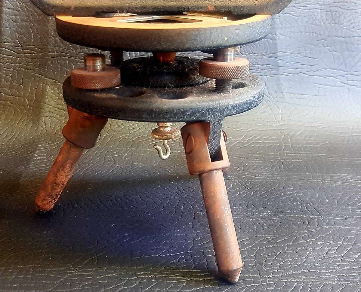 VINTAGE THEODOLITE  HEAVY METAL BODY, CRACKED LENS, WORKING OPTICS (32CM)