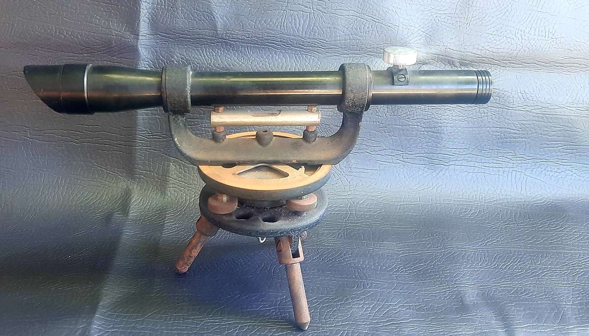 VINTAGE THEODOLITE  HEAVY METAL BODY, CRACKED LENS, WORKING OPTICS (32CM)