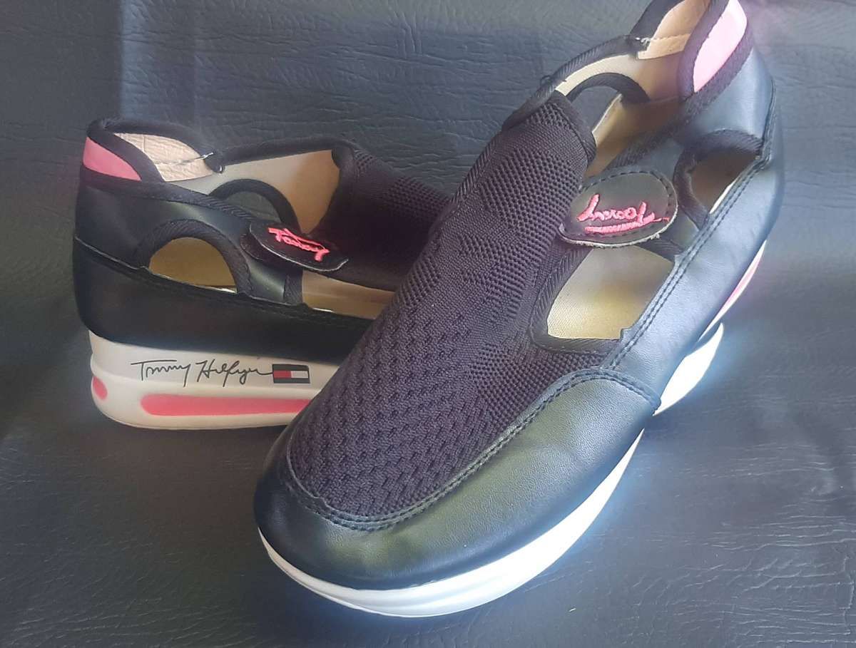 TOMMY HILFIGER LADIES SNEAKERS  SIZE 5 (HARDLY WORN)