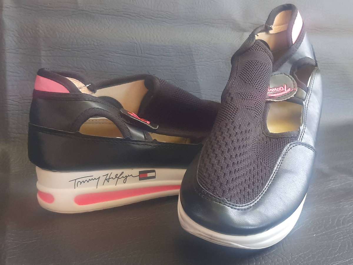 TOMMY HILFIGER LADIES SNEAKERS  SIZE 5 (HARDLY WORN)