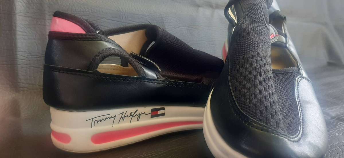 TOMMY HILFIGER LADIES SNEAKERS  SIZE 5 (HARDLY WORN)