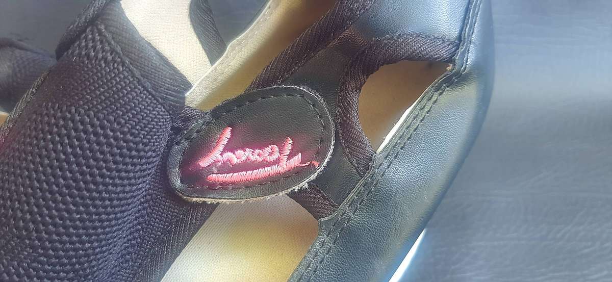 TOMMY HILFIGER LADIES SNEAKERS  SIZE 5 (HARDLY WORN)