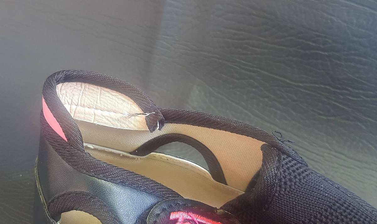 TOMMY HILFIGER LADIES SNEAKERS  SIZE 5 (HARDLY WORN)