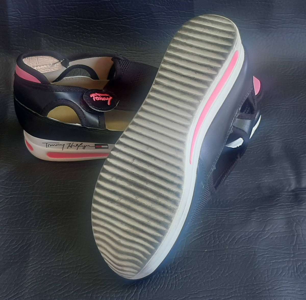 TOMMY HILFIGER LADIES SNEAKERS  SIZE 5 (HARDLY WORN)