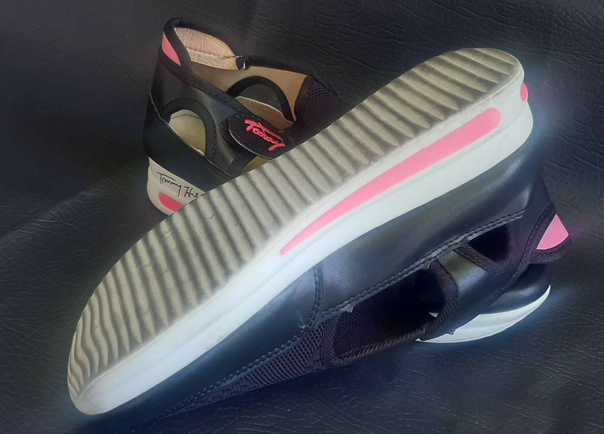 TOMMY HILFIGER LADIES SNEAKERS  SIZE 5 (HARDLY WORN)