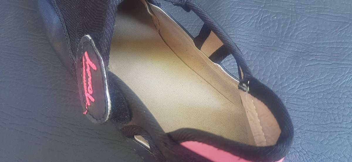 TOMMY HILFIGER LADIES SNEAKERS  SIZE 5 (HARDLY WORN)