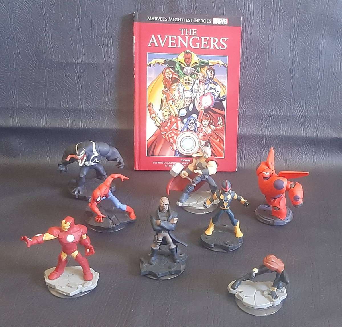 AVENGERS BUNDLE  DISNEY INFINITY 2.0 MARVEL FIGURES + COLLECTORS BOOK