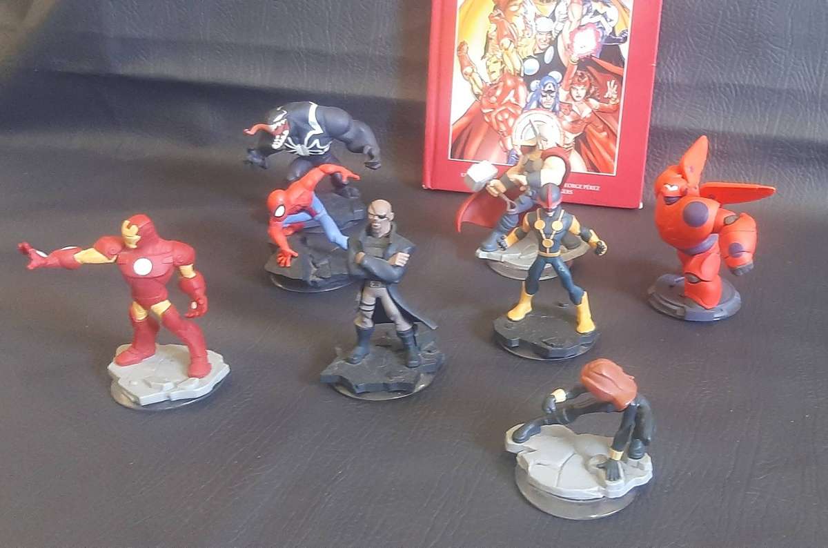 AVENGERS BUNDLE  DISNEY INFINITY 2.0 MARVEL FIGURES + COLLECTORS BOOK