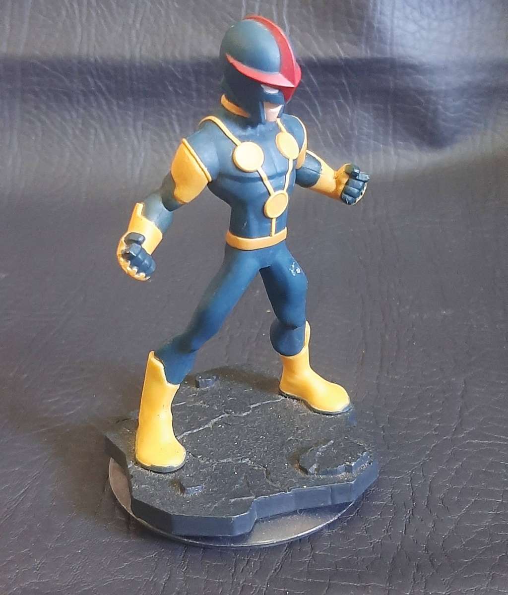 AVENGERS BUNDLE  DISNEY INFINITY 2.0 MARVEL FIGURES + COLLECTORS BOOK