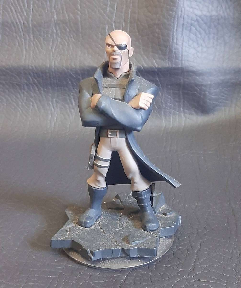 AVENGERS BUNDLE  DISNEY INFINITY 2.0 MARVEL FIGURES + COLLECTORS BOOK