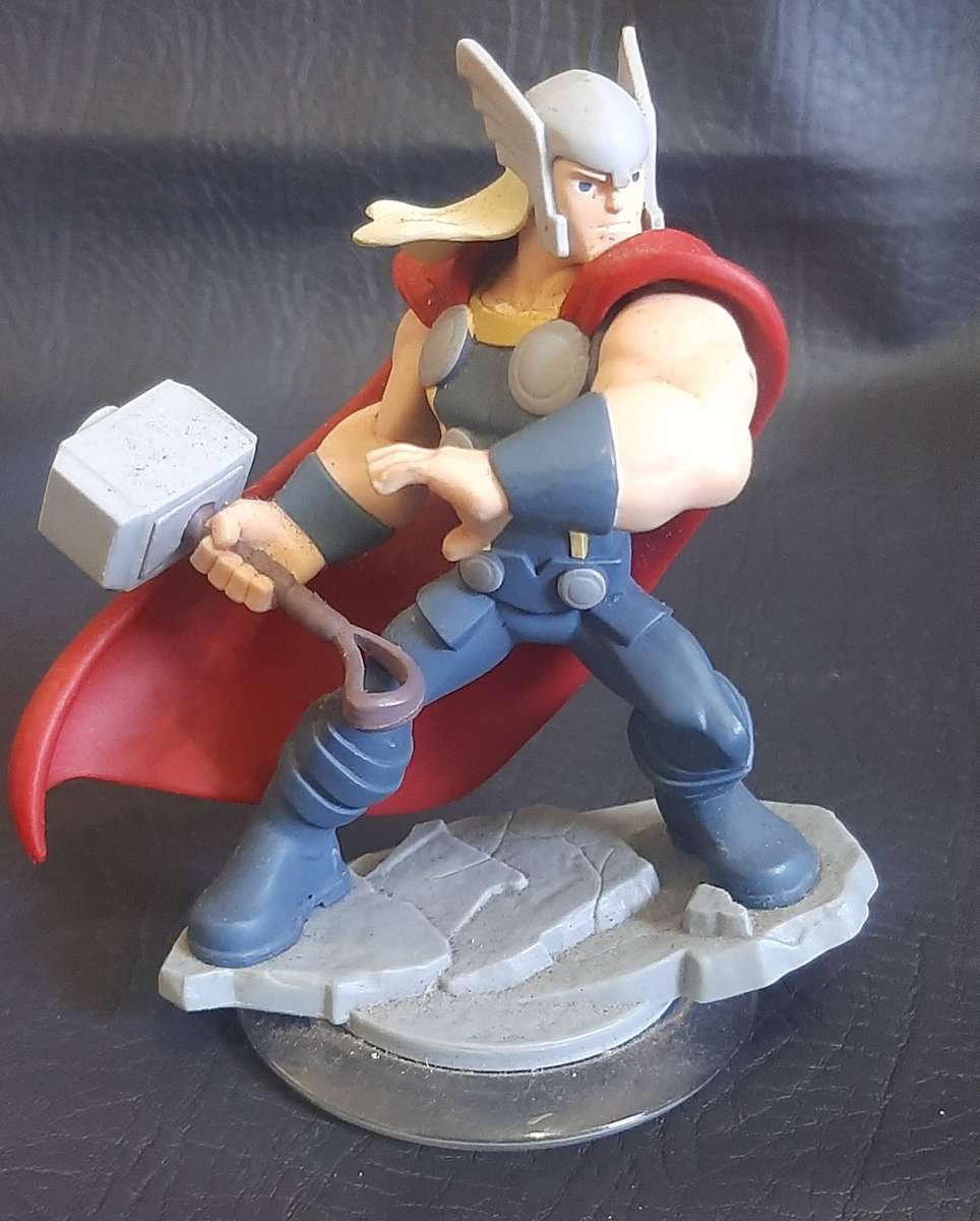 AVENGERS BUNDLE  DISNEY INFINITY 2.0 MARVEL FIGURES + COLLECTORS BOOK