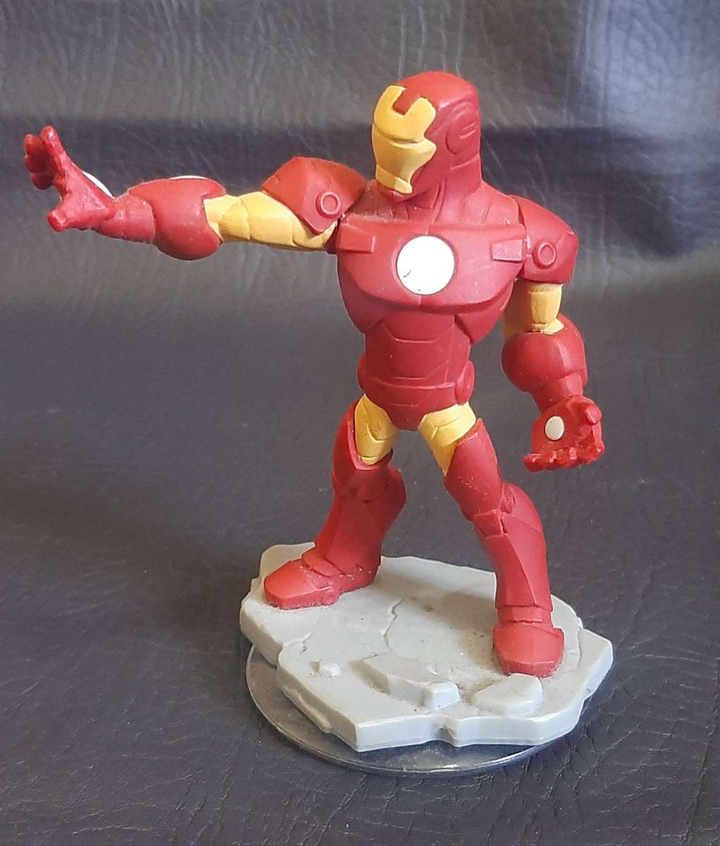 AVENGERS BUNDLE  DISNEY INFINITY 2.0 MARVEL FIGURES + COLLECTORS BOOK