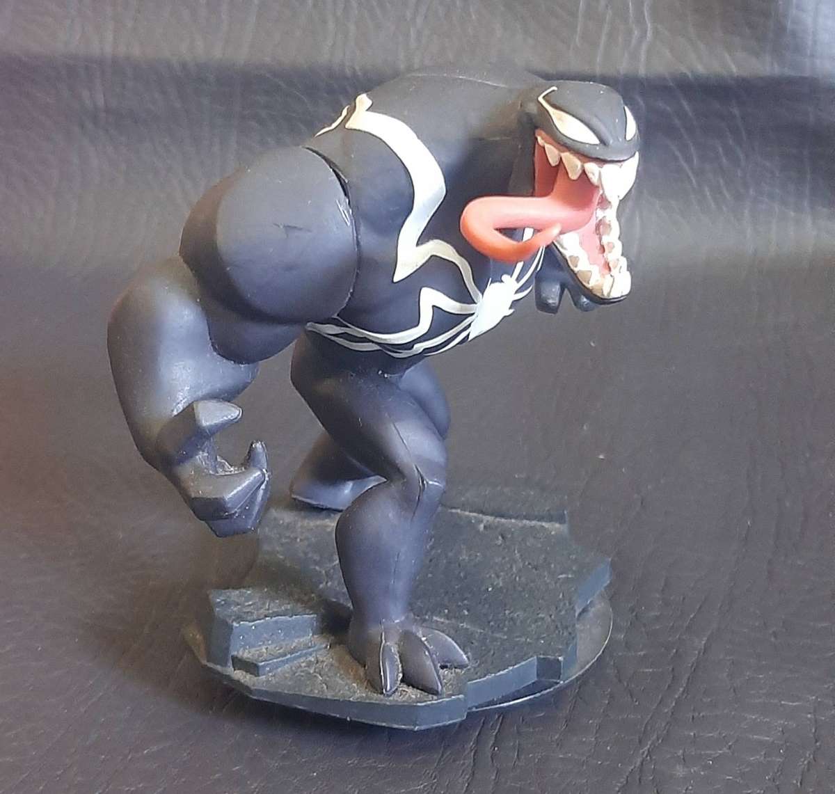 AVENGERS BUNDLE  DISNEY INFINITY 2.0 MARVEL FIGURES + COLLECTORS BOOK