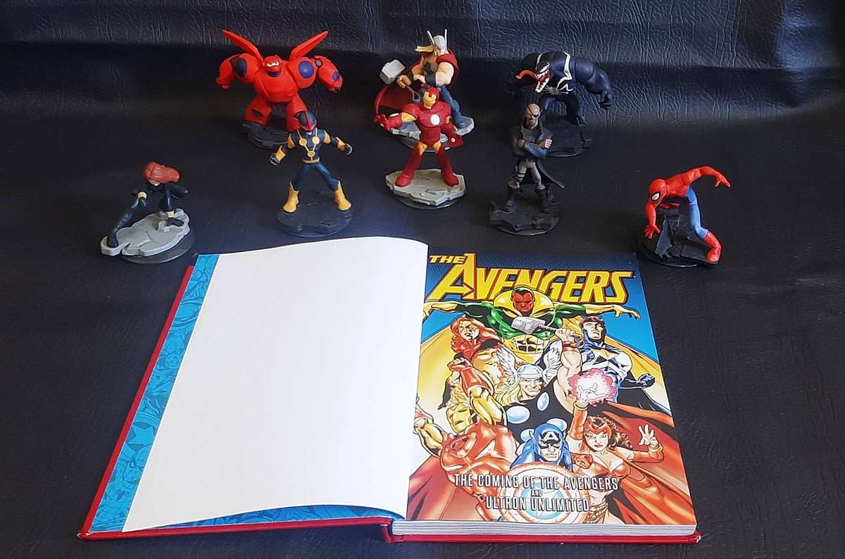 AVENGERS BUNDLE  DISNEY INFINITY 2.0 MARVEL FIGURES + COLLECTORS BOOK
