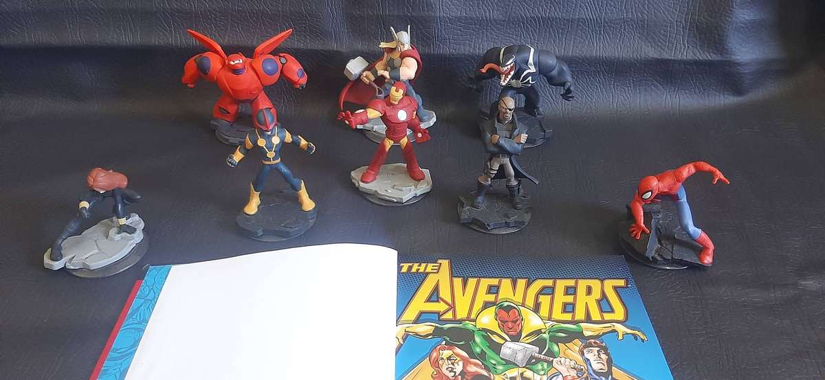 AVENGERS BUNDLE  DISNEY INFINITY 2.0 MARVEL FIGURES + COLLECTORS BOOK