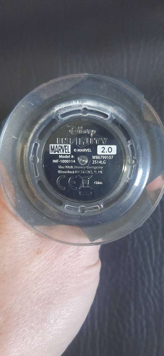 AVENGERS BUNDLE  DISNEY INFINITY 2.0 MARVEL FIGURES + COLLECTORS BOOK