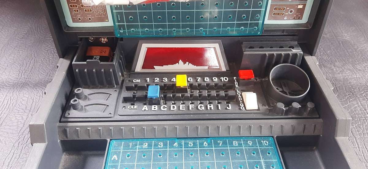 RARE 1980'S ELECTRONIC BATTLESHIPS GAME  RETRO STRATEGY CLASSIC