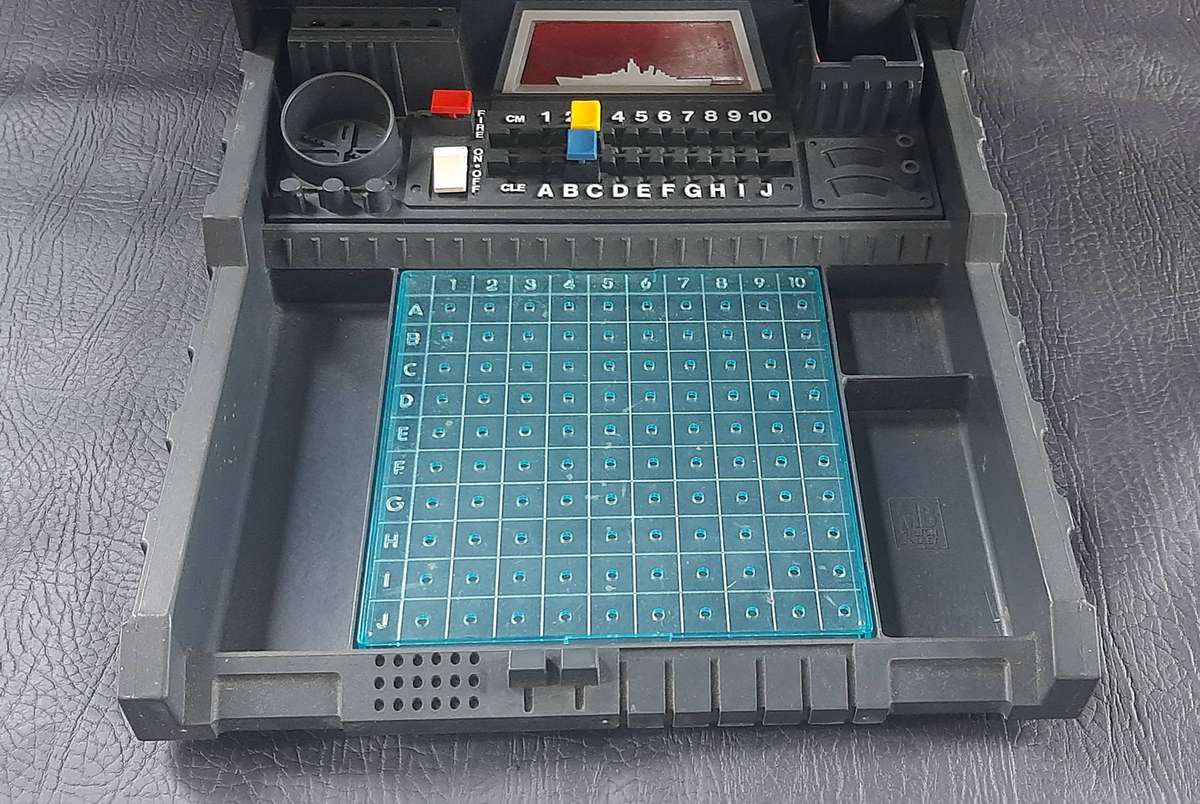 RARE 1980'S ELECTRONIC BATTLESHIPS GAME  RETRO STRATEGY CLASSIC