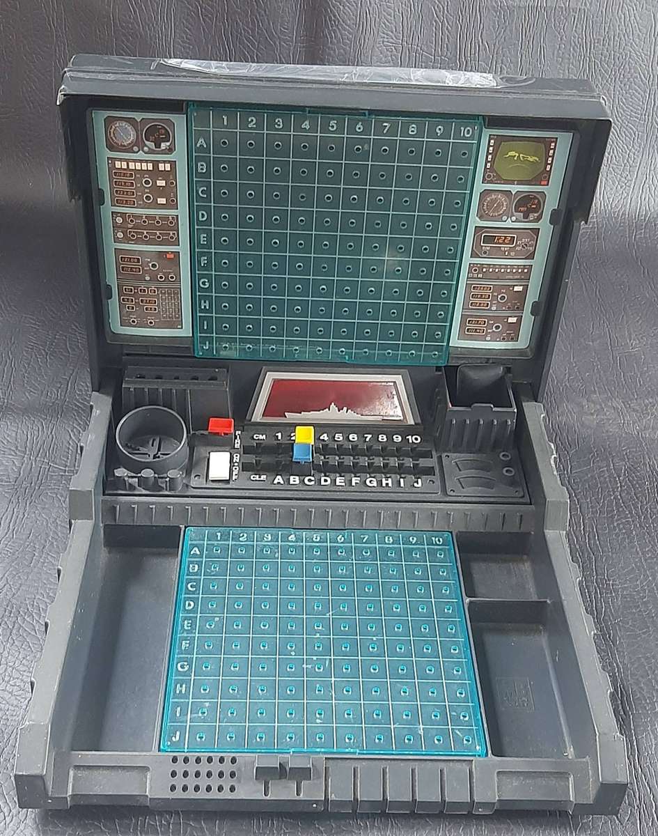 RARE 1980'S ELECTRONIC BATTLESHIPS GAME  RETRO STRATEGY CLASSIC