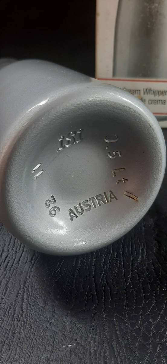 ISI WHIPPED CREAM DISPENSER  PROFESSIONAL GRADE, RETAILS FOR R3000