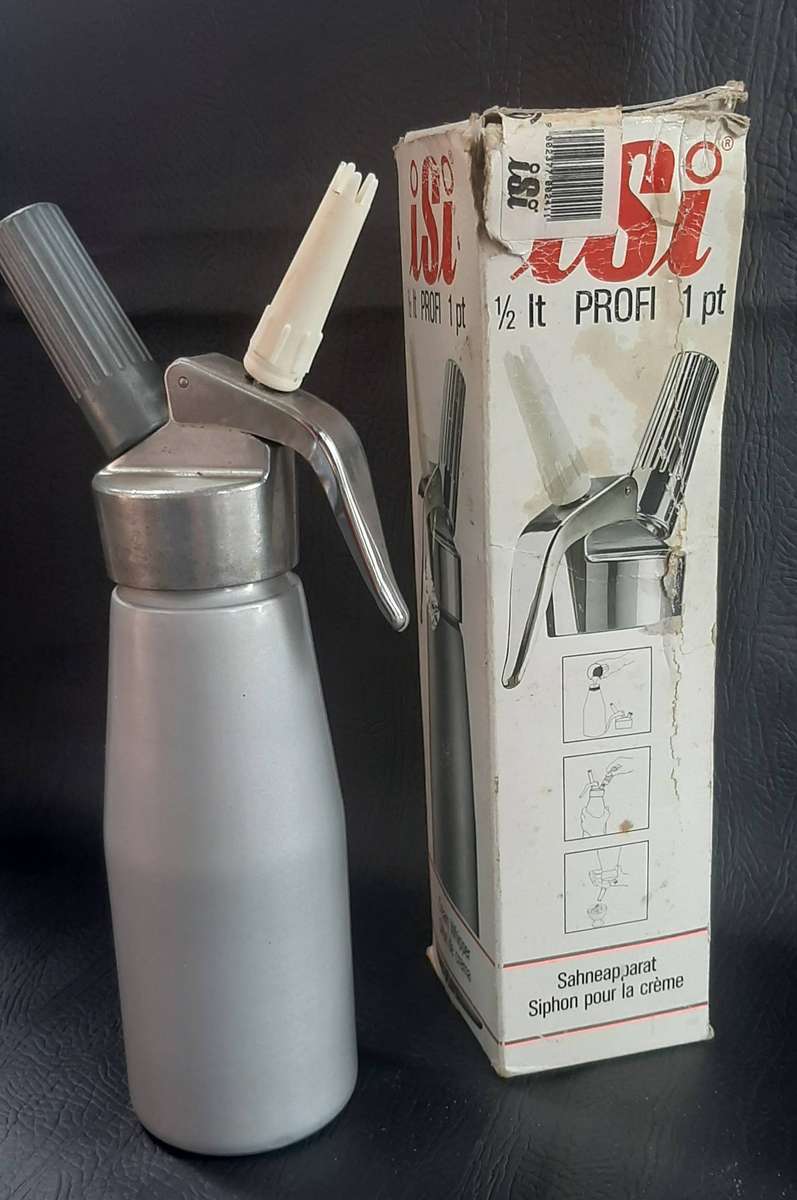 ISI WHIPPED CREAM DISPENSER  PROFESSIONAL GRADE, RETAILS FOR R3000