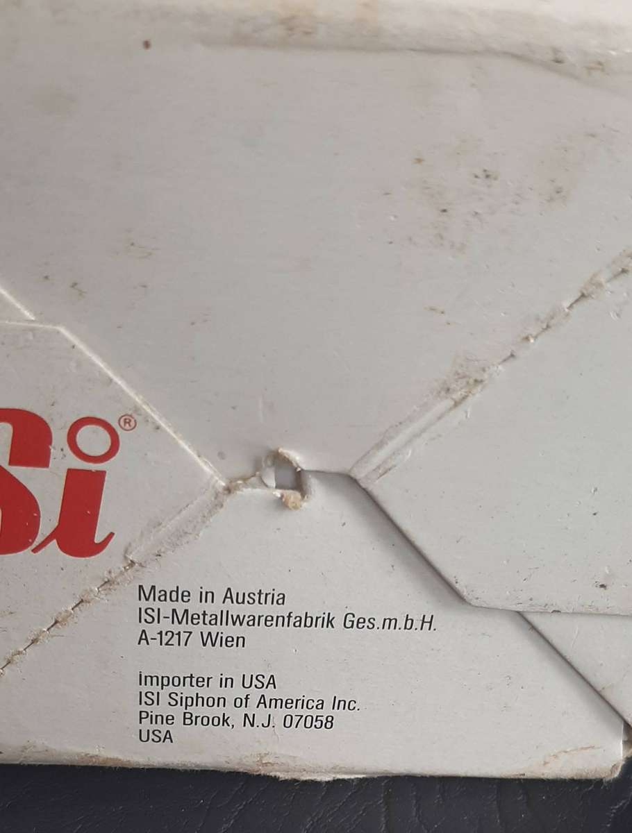 ISI WHIPPED CREAM DISPENSER  PROFESSIONAL GRADE, RETAILS FOR R3000