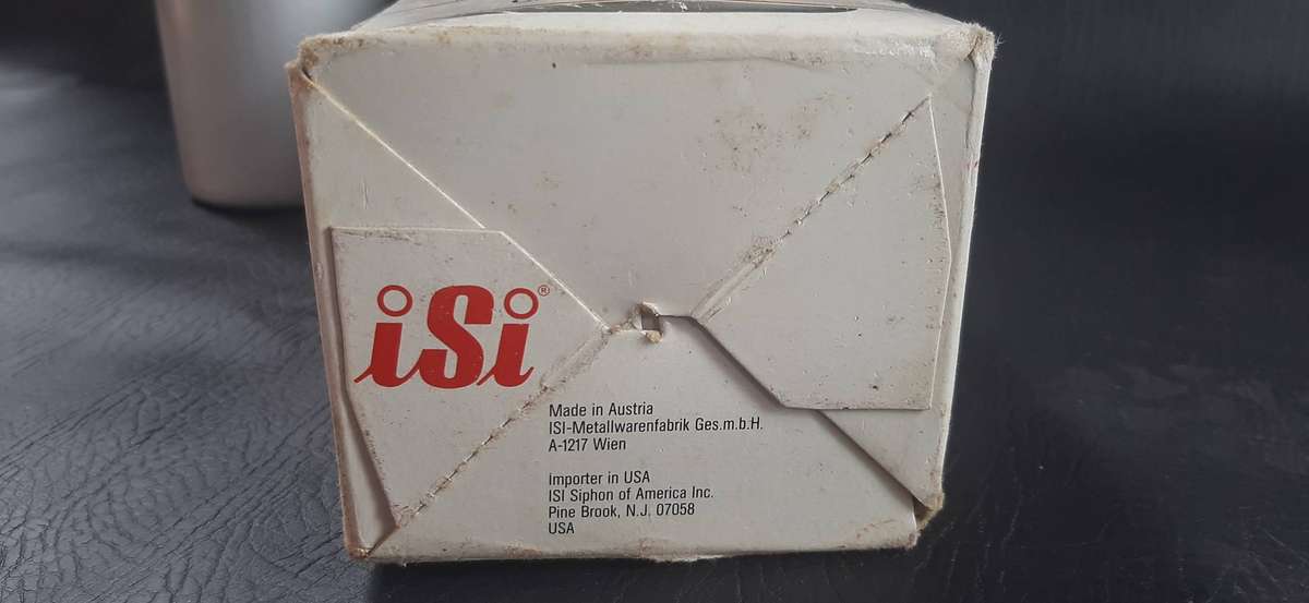 ISI WHIPPED CREAM DISPENSER  PROFESSIONAL GRADE, RETAILS FOR R3000