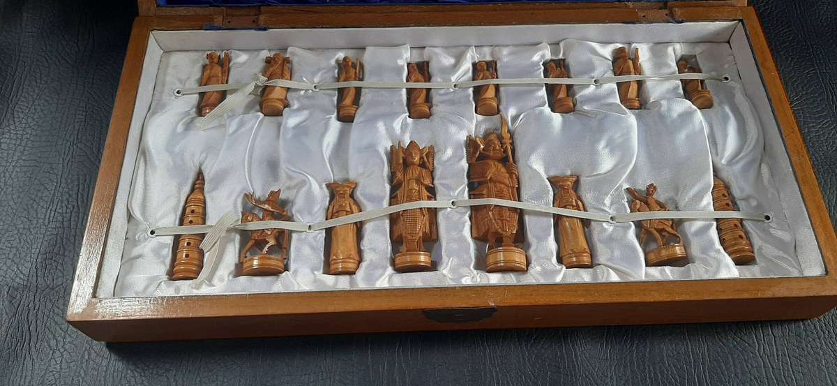 VINTAGE ORIENTAL CHESS SET  LARGE BOARD, SCULPTED RESIN PIECES, IVORY FEEL