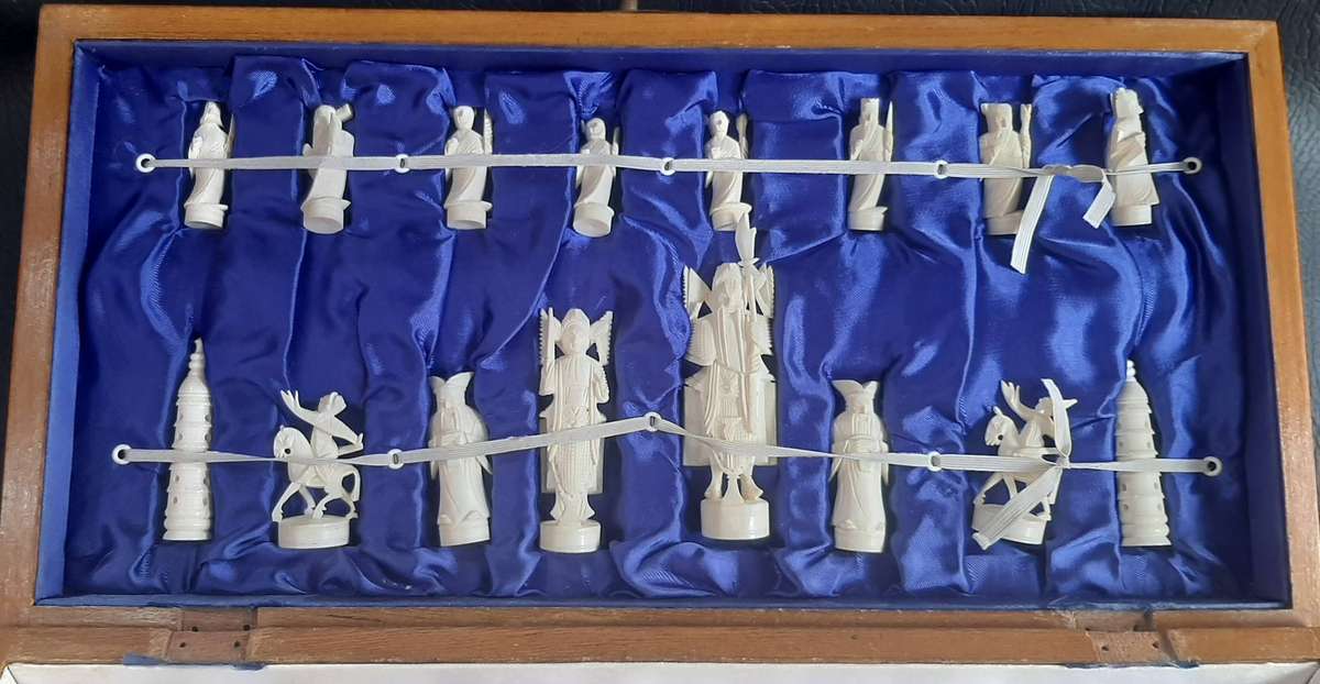 VINTAGE ORIENTAL CHESS SET  LARGE BOARD, SCULPTED RESIN PIECES, IVORY FEEL