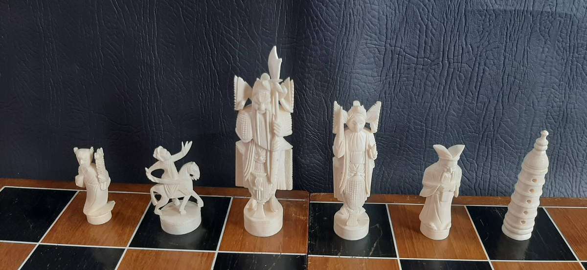 VINTAGE ORIENTAL CHESS SET  LARGE BOARD, SCULPTED RESIN PIECES, IVORY FEEL