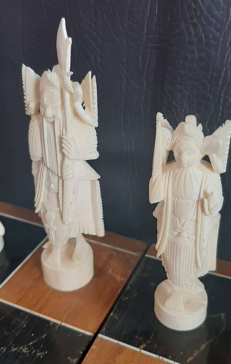 VINTAGE ORIENTAL CHESS SET  LARGE BOARD, SCULPTED RESIN PIECES, IVORY FEEL
