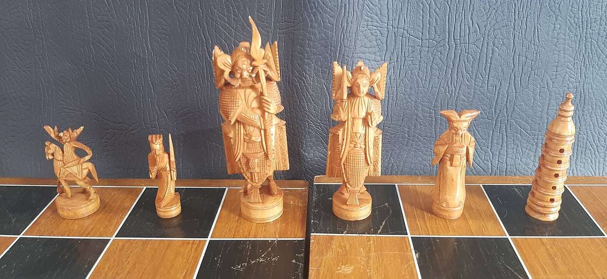 VINTAGE ORIENTAL CHESS SET  LARGE BOARD, SCULPTED RESIN PIECES, IVORY FEEL