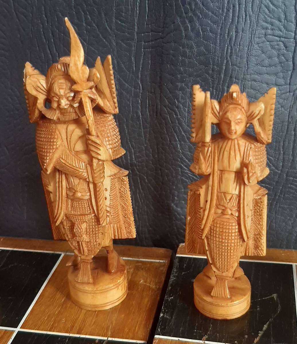 VINTAGE ORIENTAL CHESS SET  LARGE BOARD, SCULPTED RESIN PIECES, IVORY FEEL