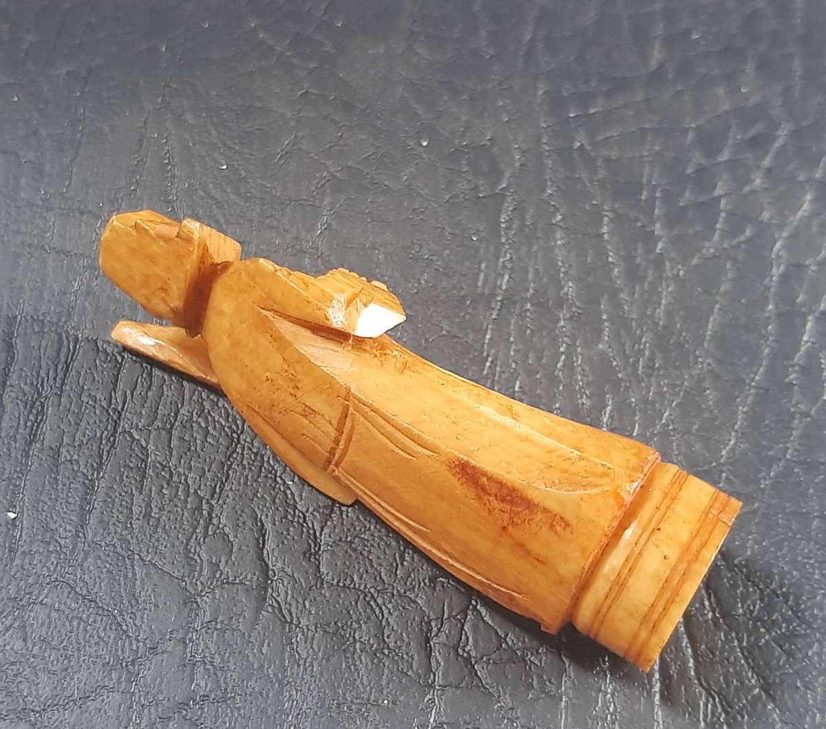 VINTAGE ORIENTAL CHESS SET  LARGE BOARD, SCULPTED RESIN PIECES, IVORY FEEL