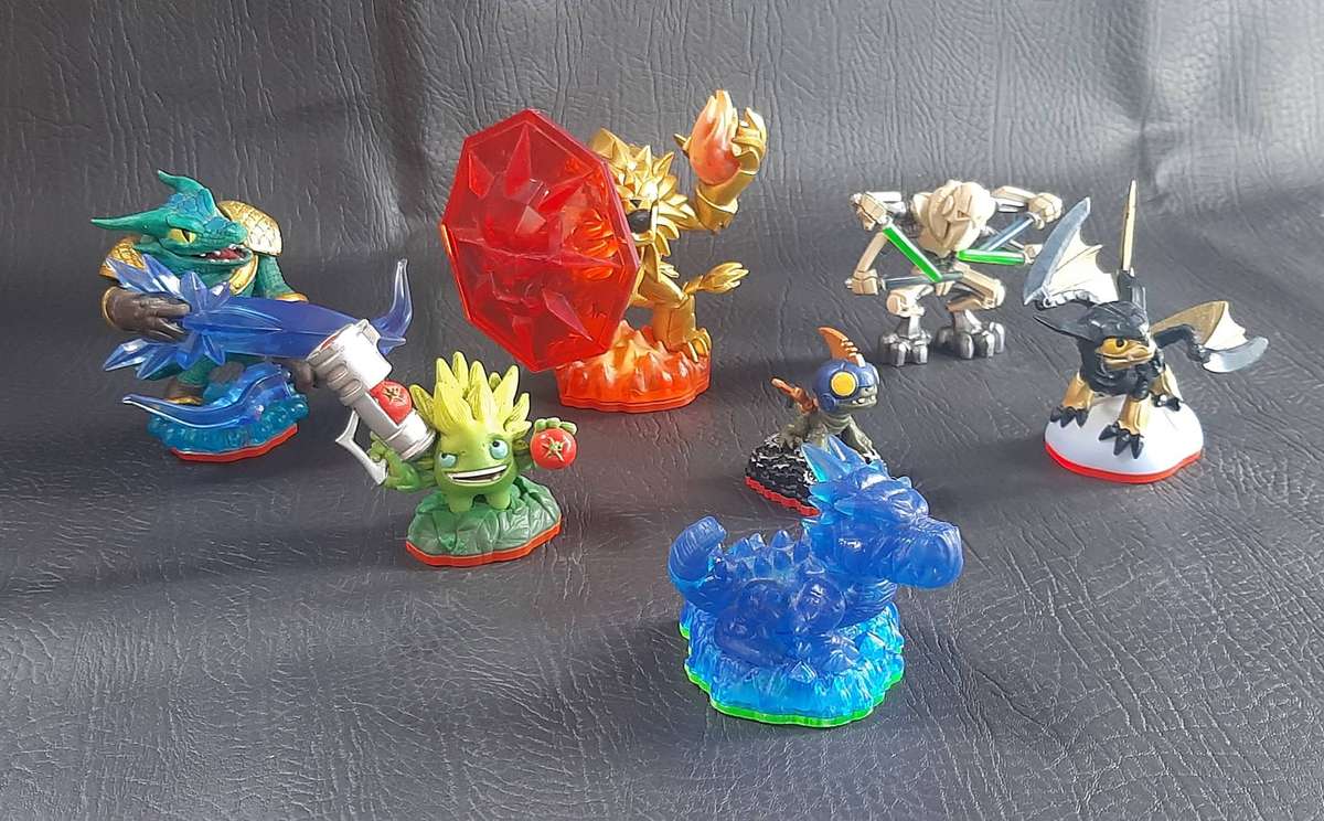 COLLECTORS LOT  7 FIGURES TOTAL