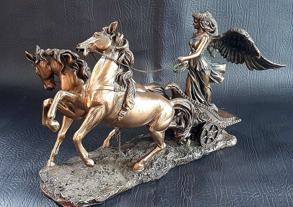 VERONESE DESIGN RESIN STATUE  WINGED VICTORY CHARIOT SCENE