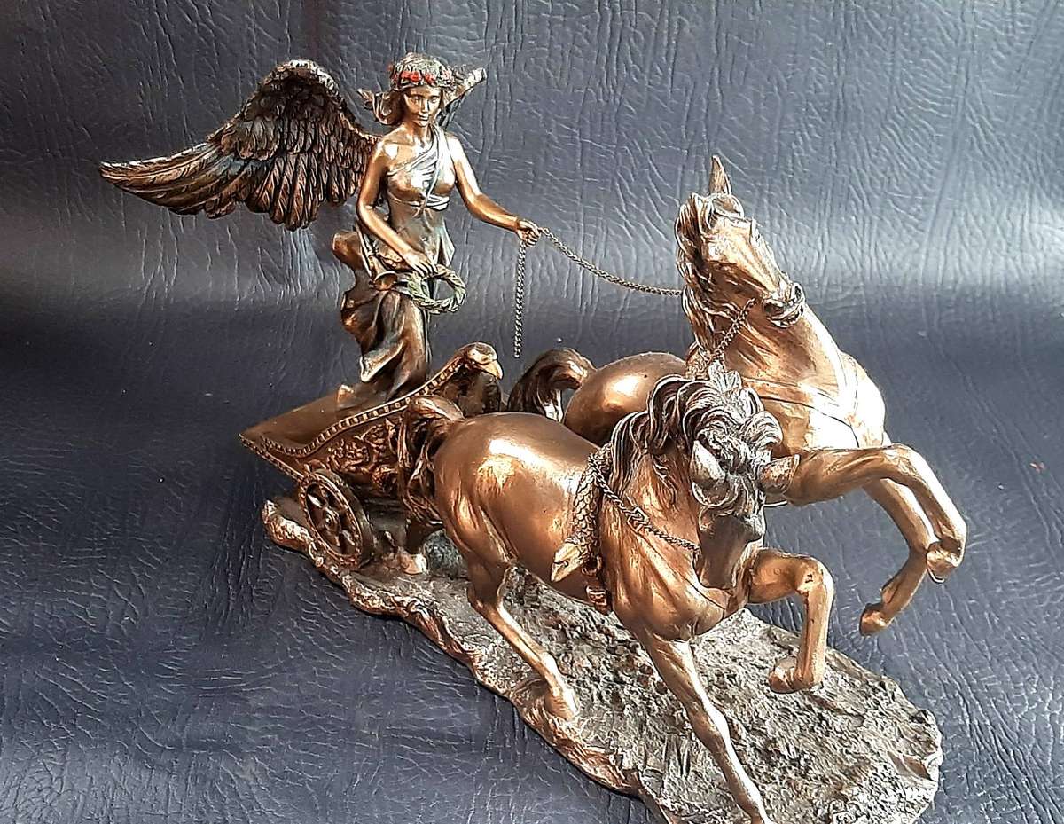 VERONESE DESIGN RESIN STATUE  WINGED VICTORY CHARIOT SCENE