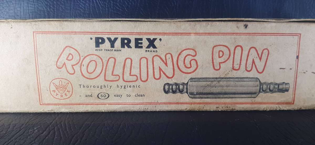 VINTAGE PYREX GLASS ROLLING PIN  WITH ORIGINAL BOX  EXCELLENT CONDITION