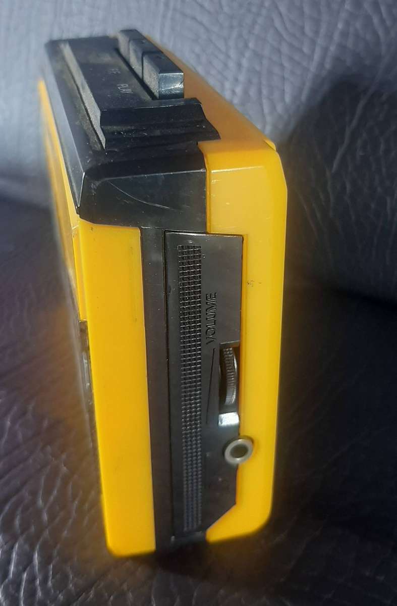 1980s YELLOW SAFEWAY WALKMAN  WORKING CONDITION, 3.5MM JACK COMPATIBLE