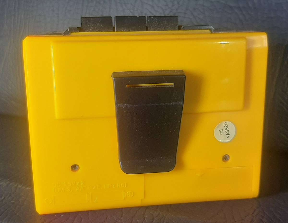 1980s YELLOW SAFEWAY WALKMAN  WORKING CONDITION, 3.5MM JACK COMPATIBLE