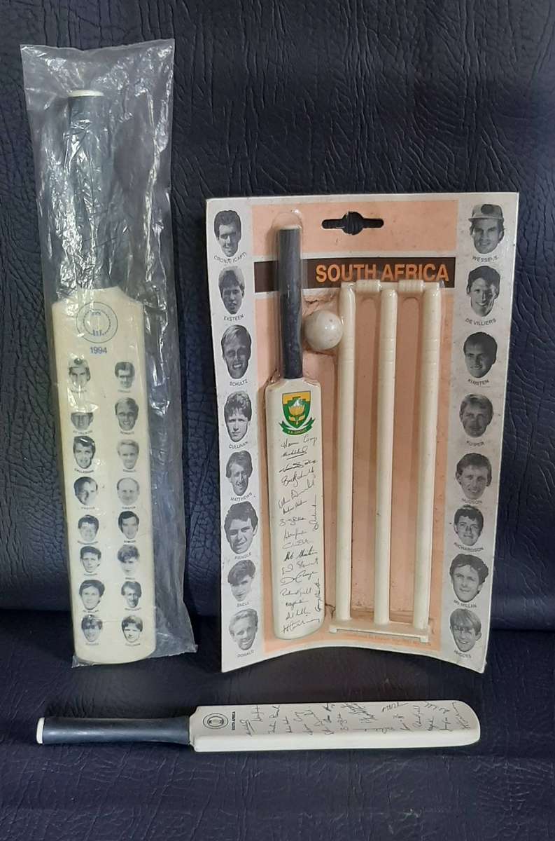 TRIO OF MINIATURE SOUTH AFRICAN CRICKET BATS  MID-1990s PROTEA TEAM