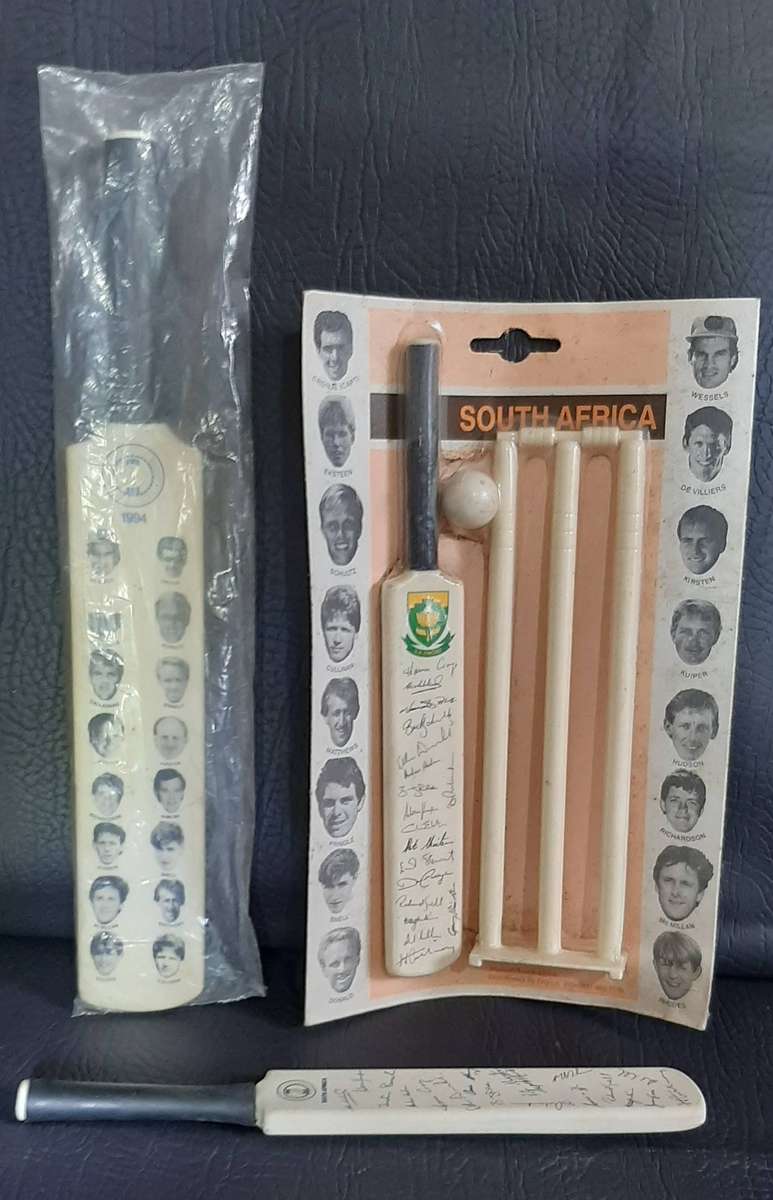 TRIO OF MINIATURE SOUTH AFRICAN CRICKET BATS  MID-1990s PROTEA TEAM