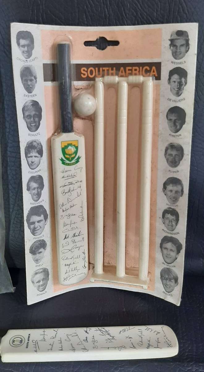 TRIO OF MINIATURE SOUTH AFRICAN CRICKET BATS  MID-1990s PROTEA TEAM