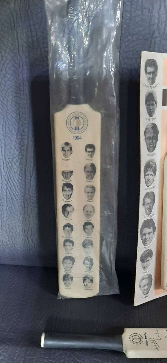TRIO OF MINIATURE SOUTH AFRICAN CRICKET BATS  MID-1990s PROTEA TEAM