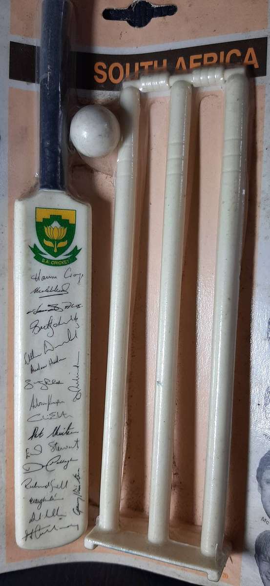 TRIO OF MINIATURE SOUTH AFRICAN CRICKET BATS  MID-1990s PROTEA TEAM
