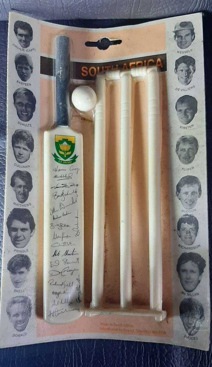 TRIO OF MINIATURE SOUTH AFRICAN CRICKET BATS  MID-1990s PROTEA TEAM