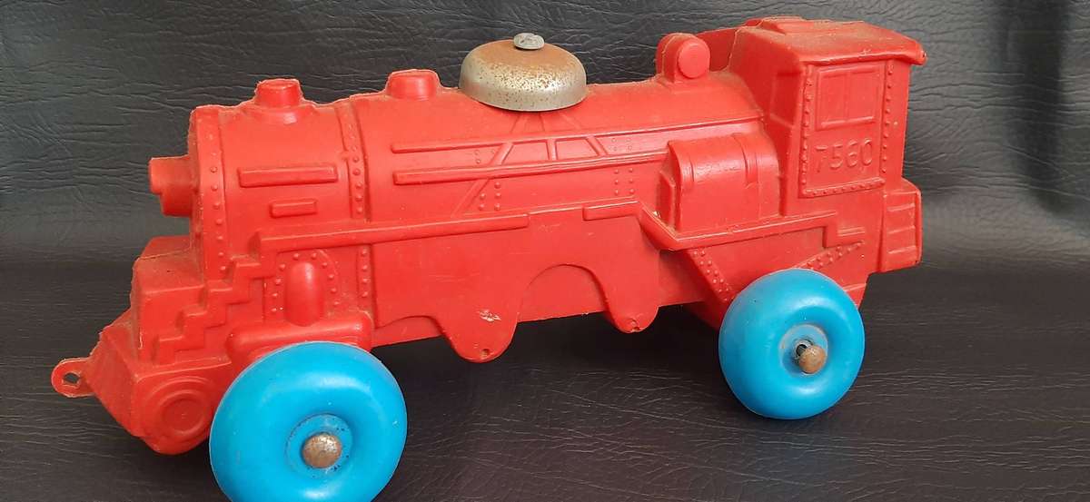 EARLY 1980s PRIMA TOYS PULL-ALONG TRAIN  RED ENGINE WITH BLUE WHEELS