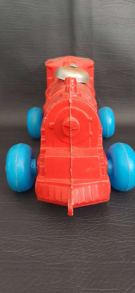 EARLY 1980s PRIMA TOYS PULL-ALONG TRAIN  RED ENGINE WITH BLUE WHEELS