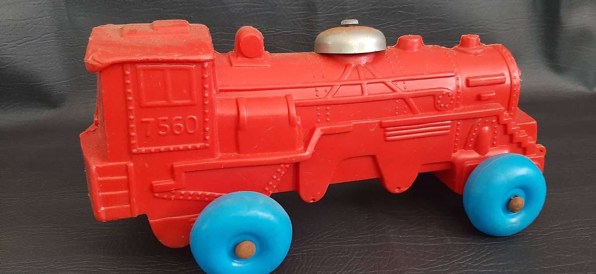 EARLY 1980s PRIMA TOYS PULL-ALONG TRAIN  RED ENGINE WITH BLUE WHEELS