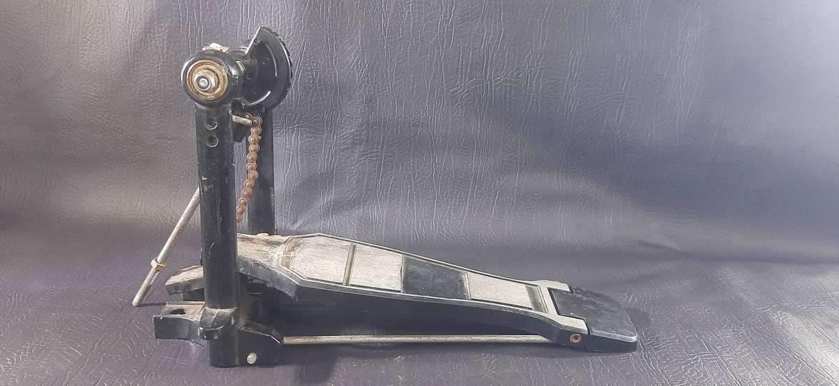 VINTAGE BASS DRUM PEDAL  CHAIN DRIVE CLASSIC WITH RAW POTENTIAL